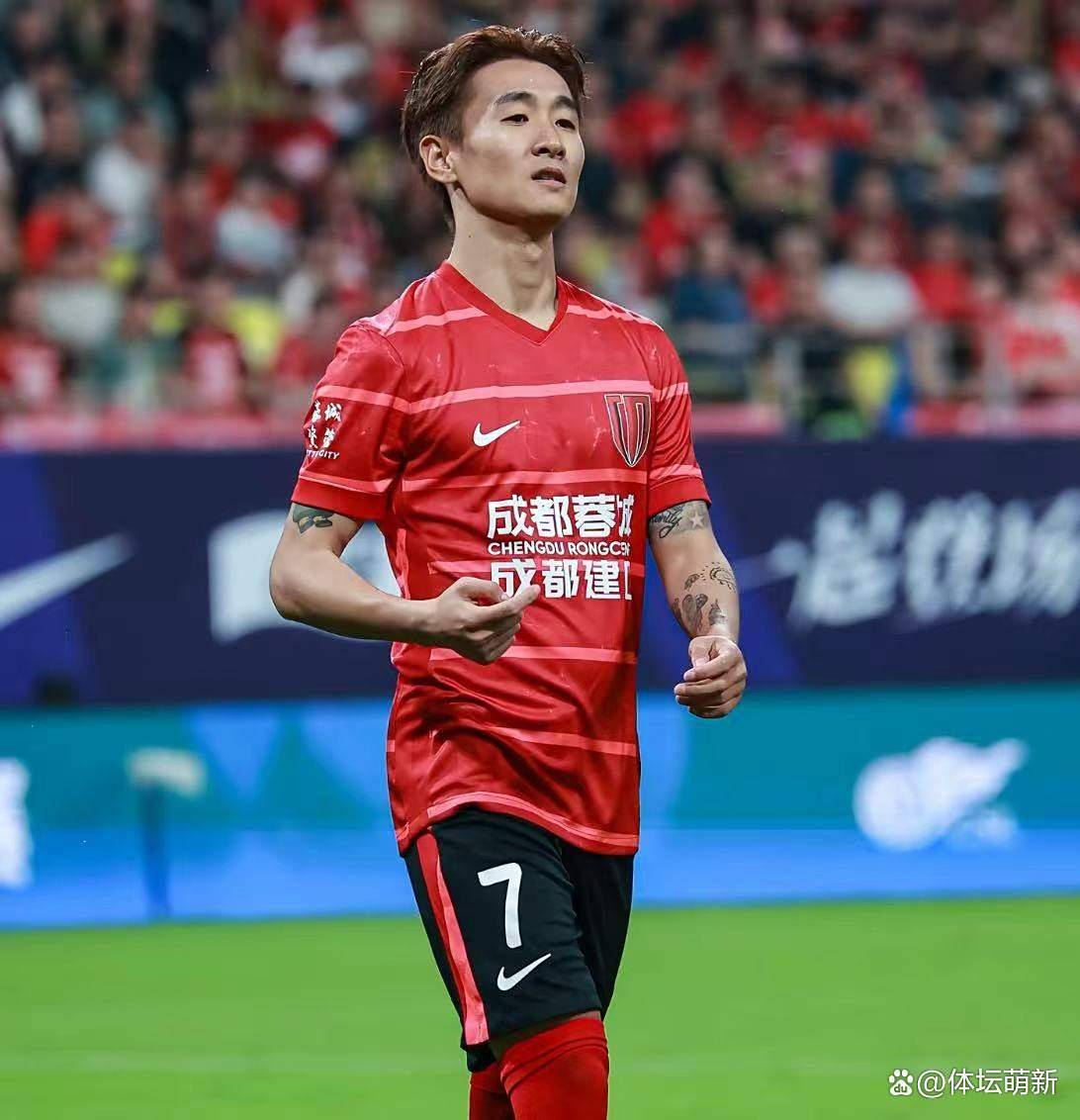 关于赛前多特蒙德调整名单以备法甲；更衣室发声环节打磨；球迷炸锅；心理建设被强调的信息